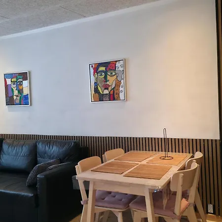Centrally Located Townhouse In Quiet Surroundings Дом отдыха *